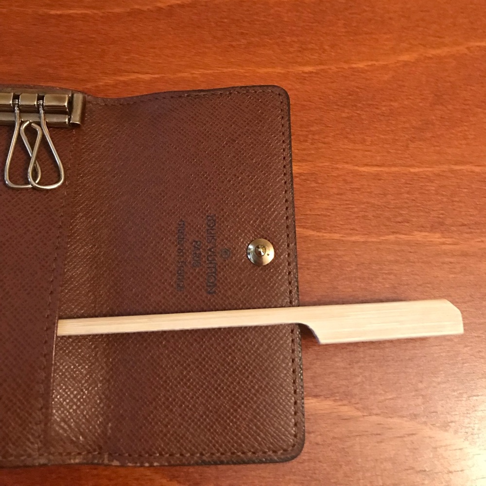 Louis Vuitton Monogram Keyholder - Picture 4 of 9